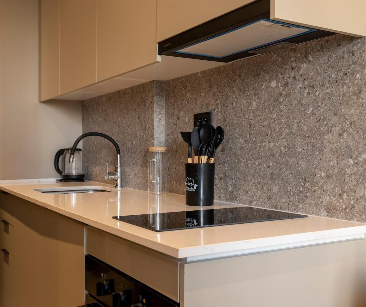 Cozy & Modern With Rooftop Gym Great Location Apartment